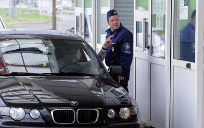 Állig felfegyverkezve akarta átlépni a határt Komplett fegyverarzenált találtak egy albán férfinél Röszkén