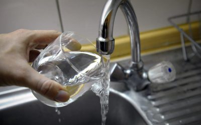 Négyszer drágább az ivóvíz, a polgármester üzenete: a boltban kevesebbet kell majd erre költeni