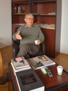 Dr. Várady Tibor legújabb könyveivel közép-európai egyetemi irodájában, Budapesten. (Fotó: Szappanos Veronika)