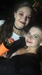 Dedovity Tomity Dina (balról) és Greguss Lilla a társulattól ajándékba kapott kaktusszal. Tanyaszínház 2019