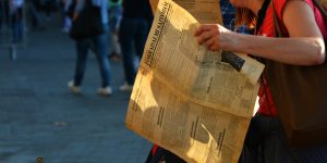 A Forradalmi Sajtó emlékkiadványát pillanatok alatt elkapkodták a főbb rendezvényhelyszíneken (Fotó: Szappanos Veronika, SZMSZ)