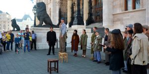 A Parlament főbejáratánál korhű ruhába öltözött fiatal forradalmárok szavaltak és zenéltek egész nap (Fotó: Szappanos Veronika, SZMSZ)