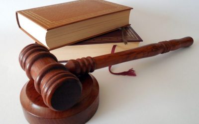 Felfegyverkezve ment a bíróságra a tanú az ellenzéki képviselő elleni per tárgyalására