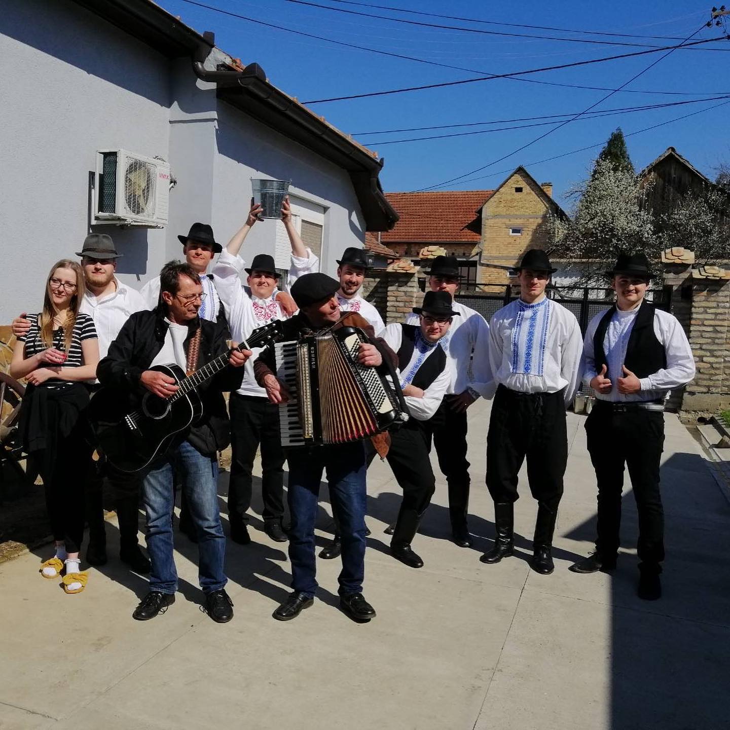 A Zvolen Kulturális Művelődési Egyesület tagjai a járványhelyzetben is megtalálták a módját a találkozásnak, például a hagyományos húsvéthétfői locsolkodás alkalmából (forrás: kölpényi Zvolen Kulturális Művelődési Egyesület)