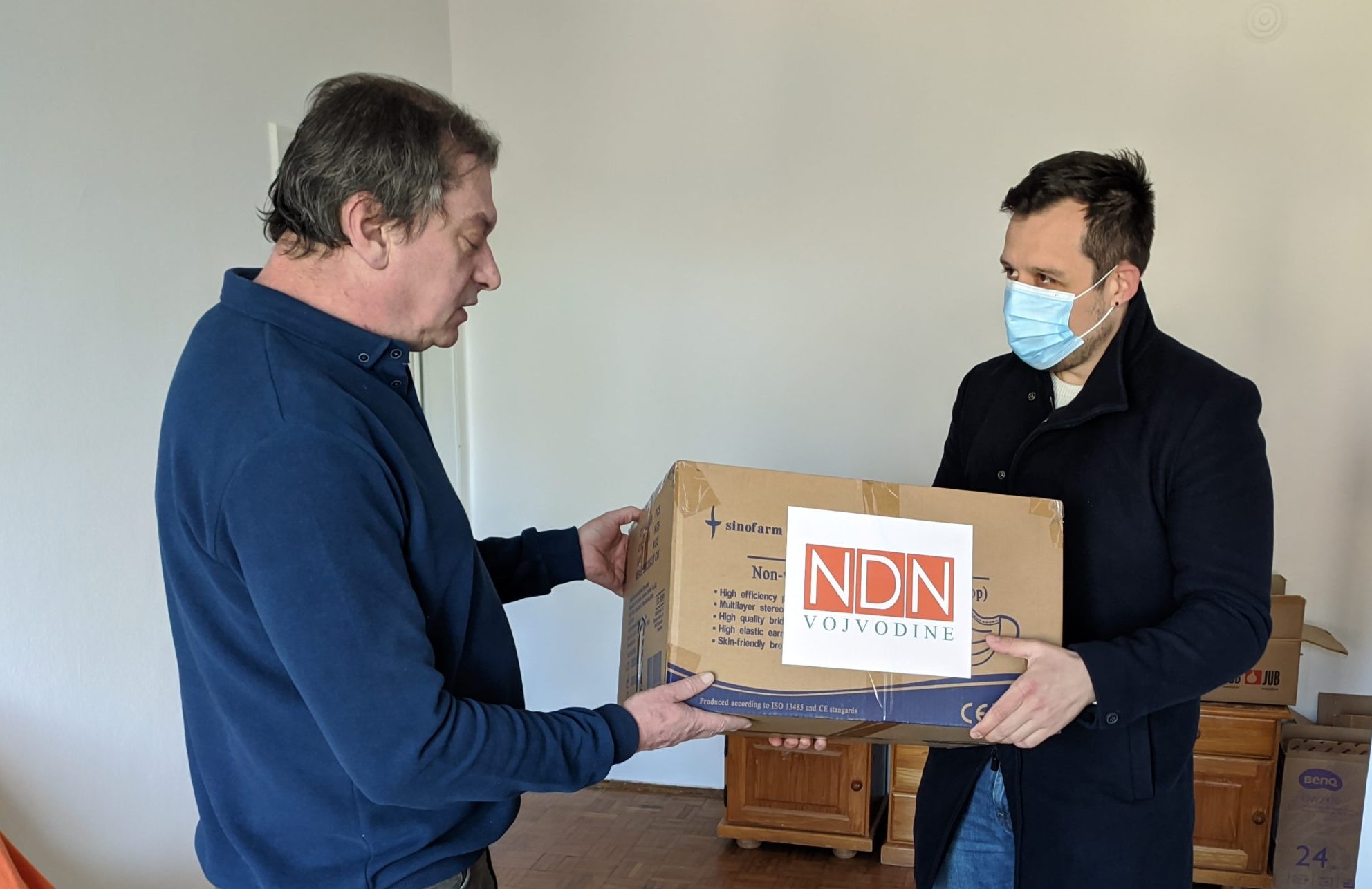 Kókai Péter, a Sajtószabadság Alapítvány elnöke átveszi az adományt Sinkovics Norberttől, a Vajdasági Független Újságíró Egyesület elnökétől