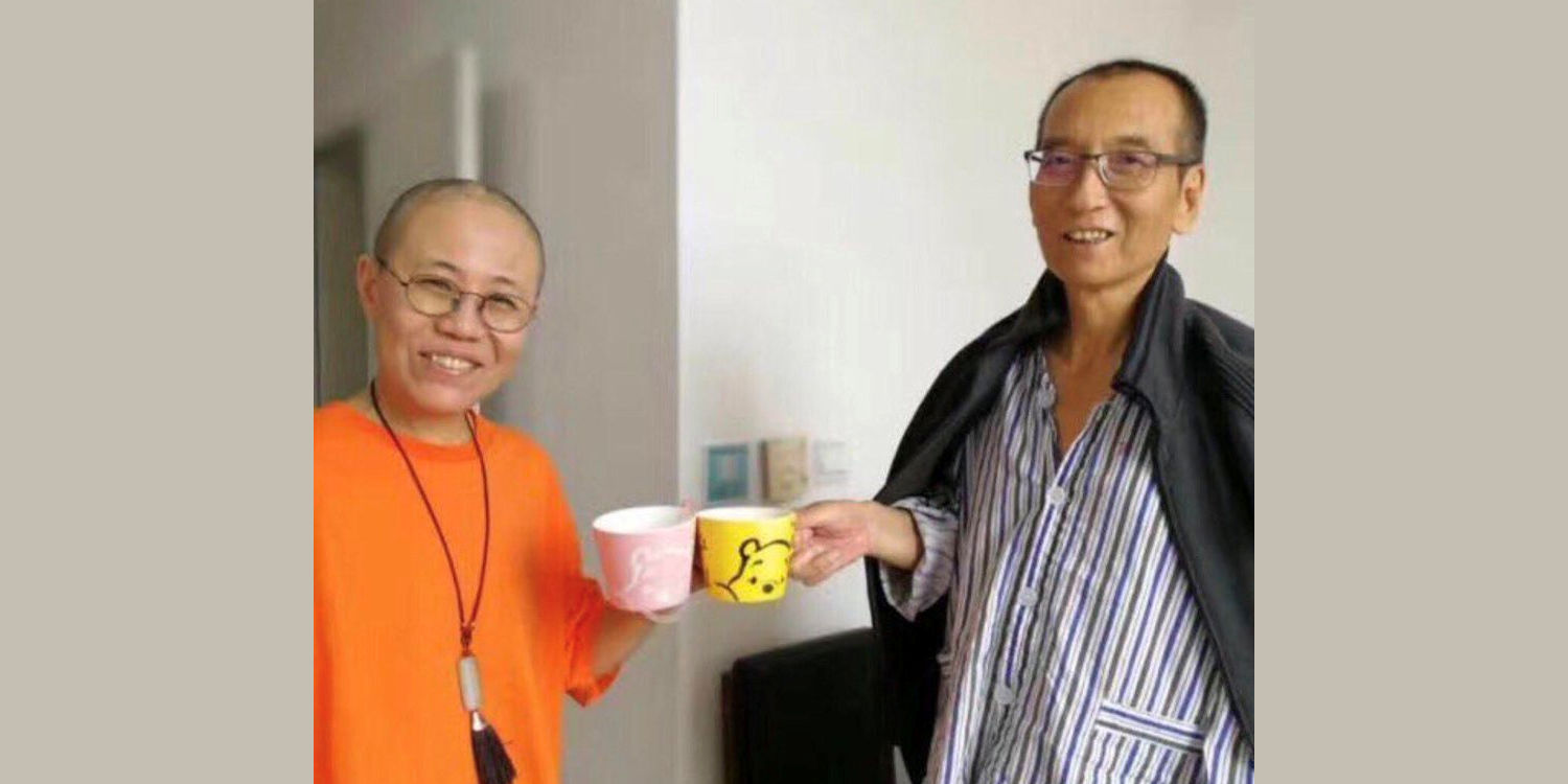 Az emberi jogokért küzdő Liu Hsziao-po (j) és felesége, Liu Hszia (b) a hatalmat bosszantó micimackós teáscsészékkel, néhány nappal Liu halála előtt (Forrás: Twitter)