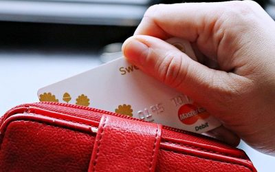 Ennyibe kerül, ha kártyával fizetjük a számlákat készpénz helyett