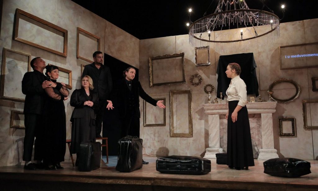 Jelenet A gyászoló család című előadásból (Fotó: szabadkaiszinhaz.com)