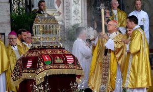 Erdő Péter bíboros, esztergom-budapesti érsek megáldja a Szent Jobb ereklyét a Szent István Bazlika előtt (Fotó: Czeglédi Zsolt/MTI)