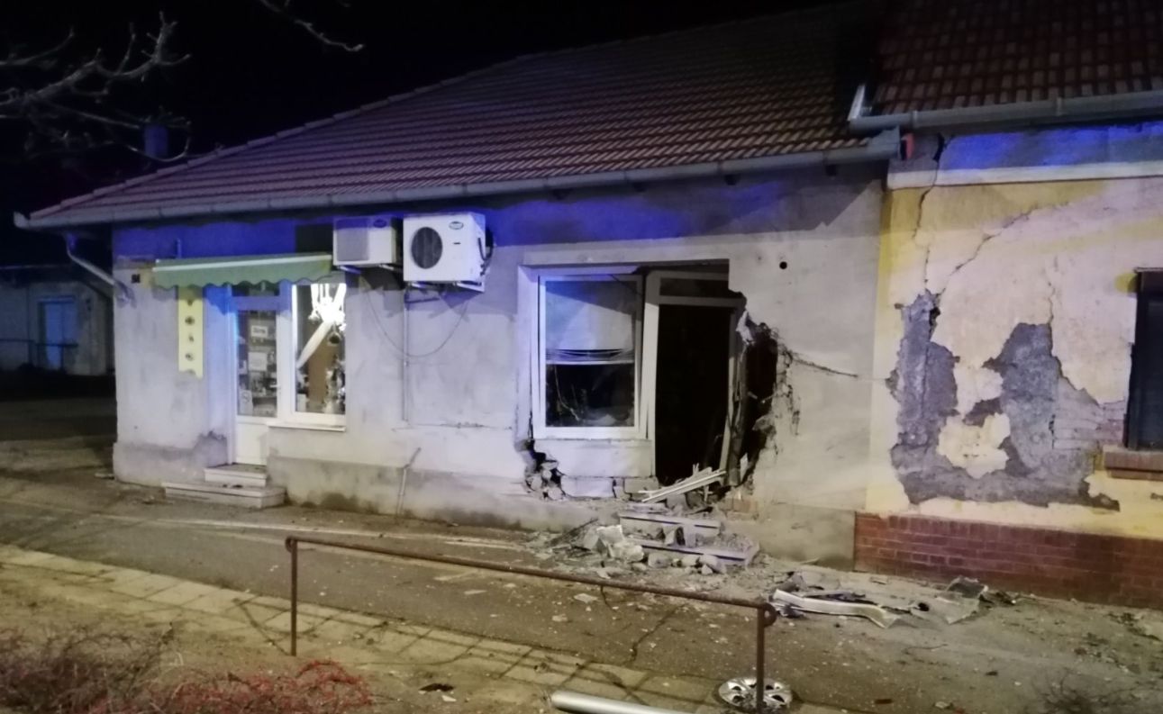 A szerb honosságú gépjármú egy háznak ütközött (Fotó: police.hu)