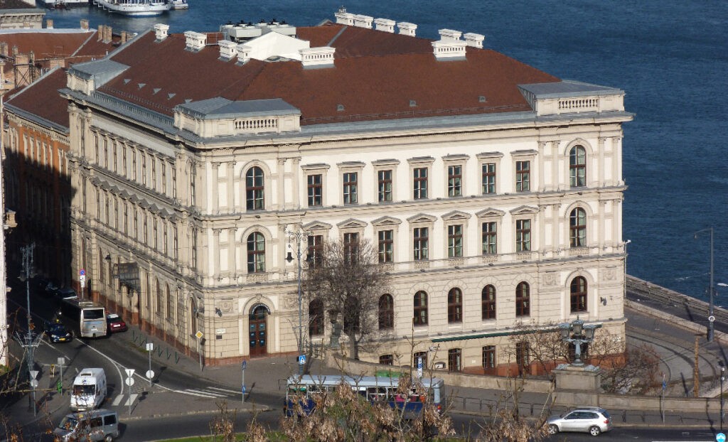 A Nemzetközi Beruházási Bank központja Budapesten, a Lánchíd tövében (Fotó: Wikipedia)