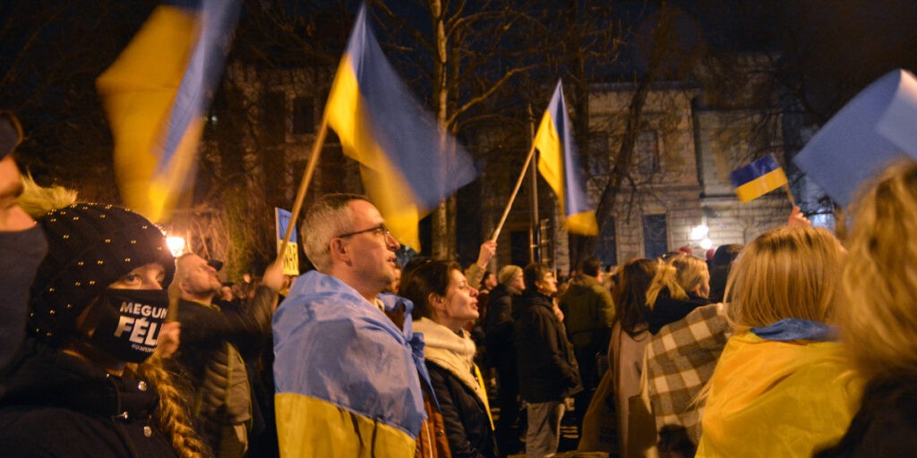 A rendezvény végén elénekelték az ukrán himnuszt. Budapest, 2022. február 24. (Fotó: Szappanos Veronika/SZMSZ)
