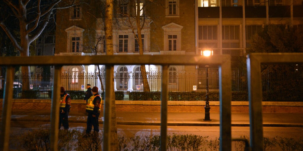 Jókora távolságban építettek kerítést az orosz nagykövetség elé, az épületet egyáltalán nem lehet megközelíteni. Budapest, 2022. február 24. (Fotó: Szappanos Veronika/SZMSZ)