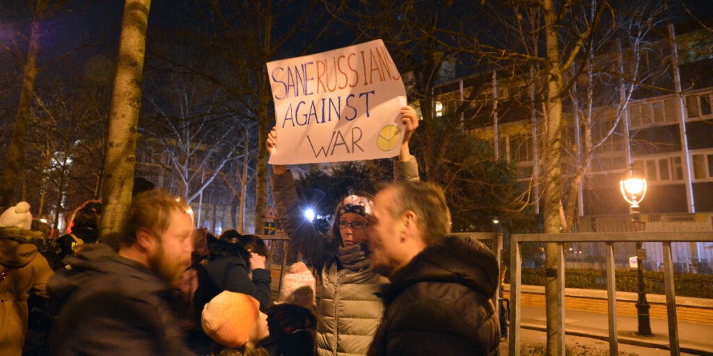 Oroszok is kivonultak a nagykövetség elé. Budapest, 2022. február 24. (Fotó: Szappanos Veronika/SZMSZ)