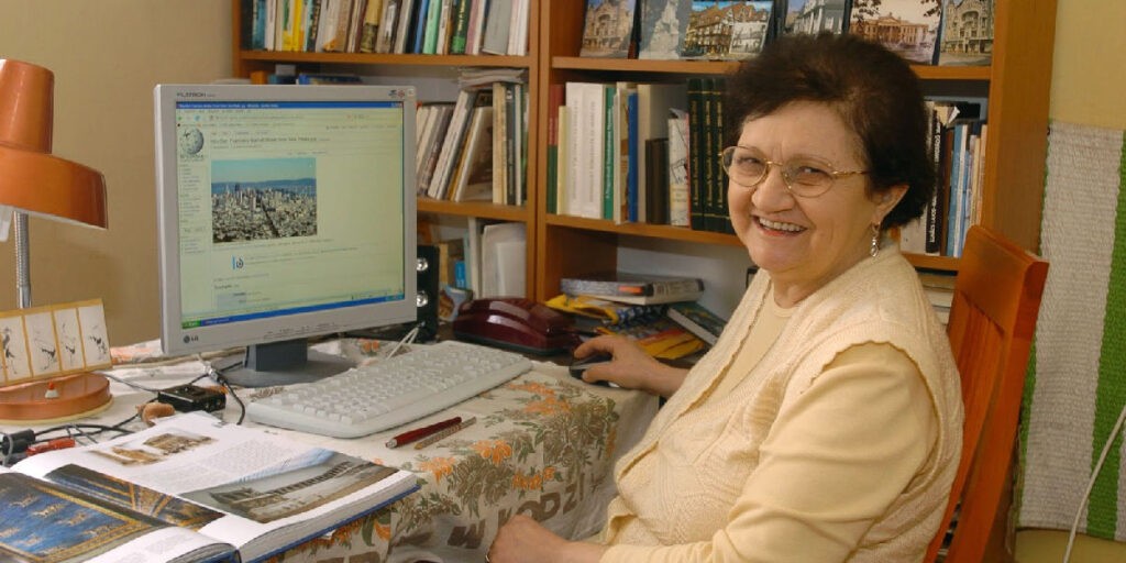 Pataki Márta munka közben (Fotó: huwikiblogspot)