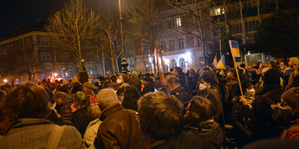 Több ezren gyűltek össze az orosz nagykövetség előtt csütörtök este. Budapest, 2022. február 24. (Fotó: Szappanos Veronika/SZMSZ)