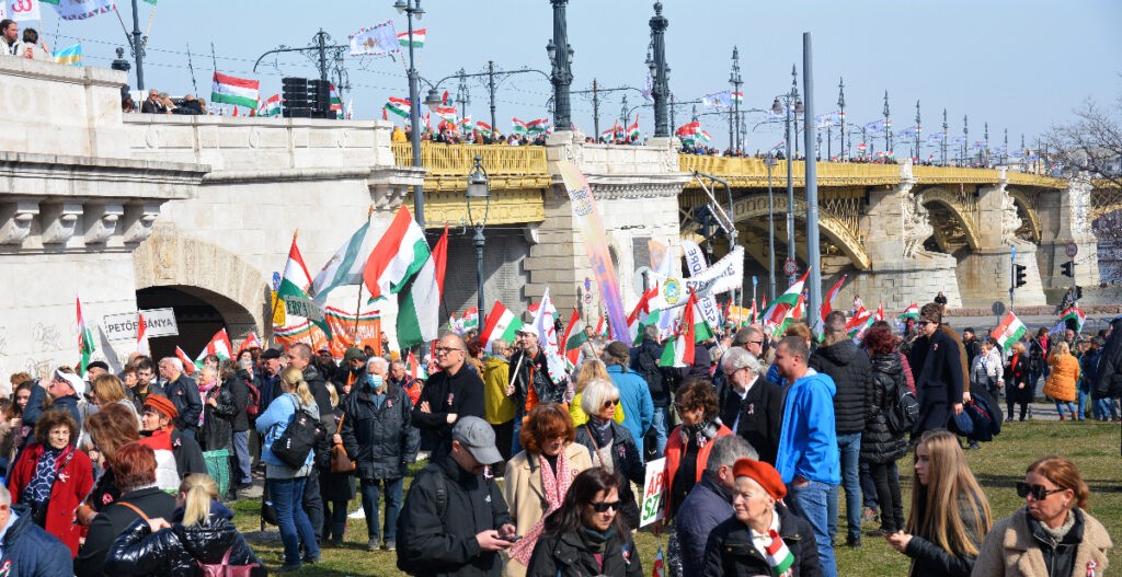 A Békemenetre indulók két órával korábban már sorban álltak, a Margít híd már akkor tele volt. Budapest, 2022. március 15. (Fotó: Szappanos Veronika/SZMSZ)