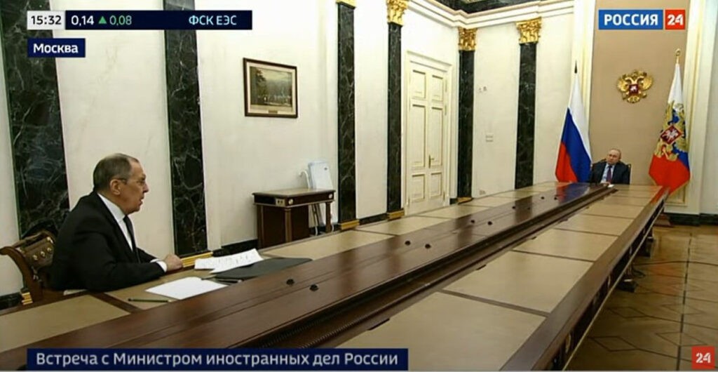 Szergej Lavrov külügyminiszter Putyin hosszú asztalánál (Fotó: Twitter/képernyőmásolat)