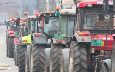 Traktorokkal zárták le a görög határt