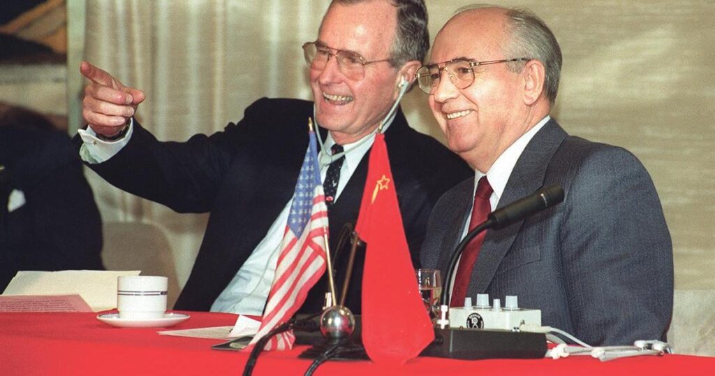 George H.W. Bush és Mihail Gorbacsov az 1989-es máltai csúcson. A szovjet főtitkár a Moszkva fedélzetén aludt. (FOtó: Times of Malta)