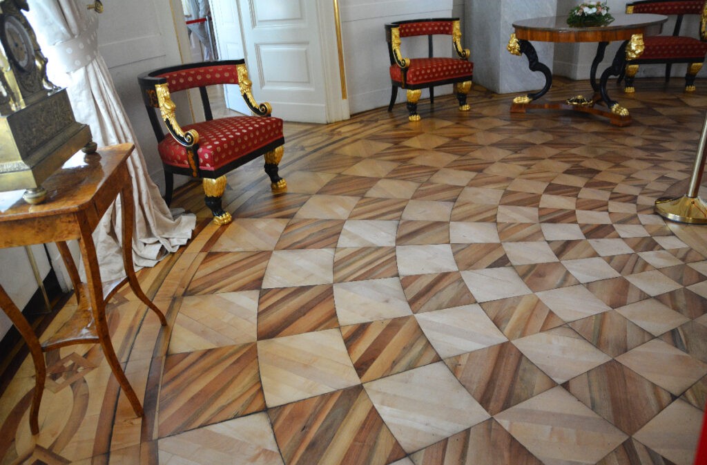 A Kerek-szalon központi helyet foglal el a palotában, ajtóival szinte összeköti a termeket