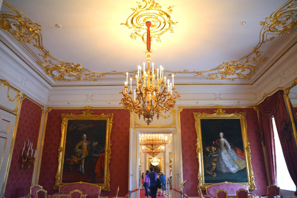 A Mária Terézia-szalont máig Habsburg uralkodók festményei díszítik