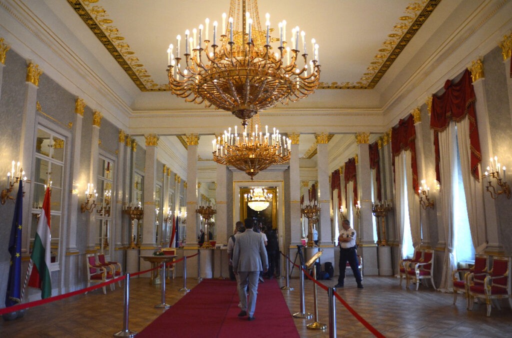 A Tükör-terem szolgál a legnagyobb állami fogadásokhoz