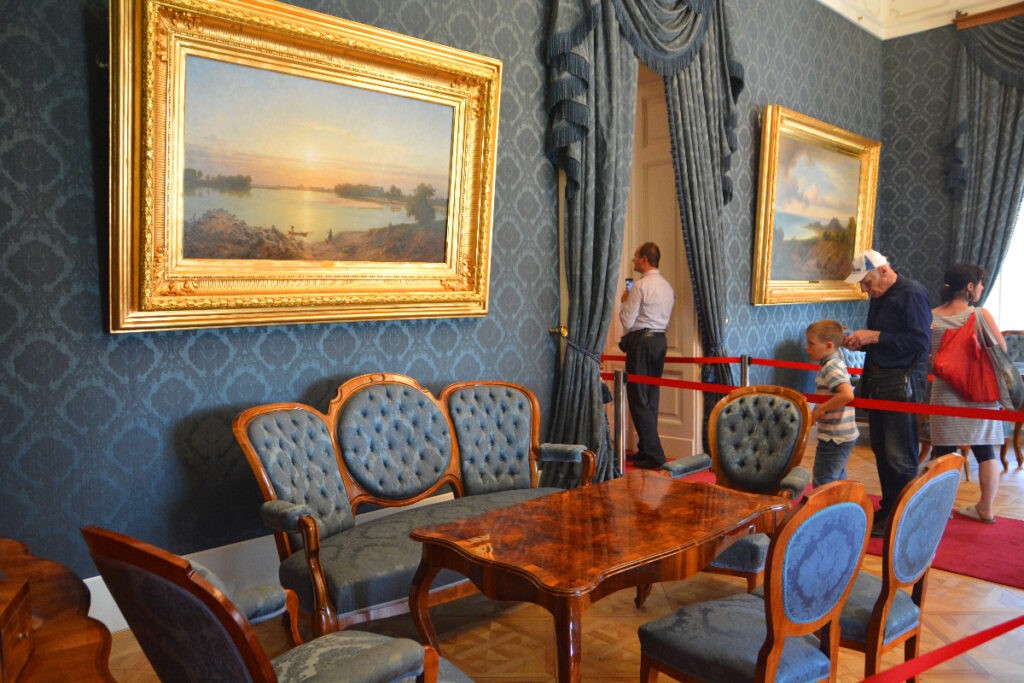A bútorokat és dísztárgyakat eredetileg az Esterházy hercegektől vásárolták