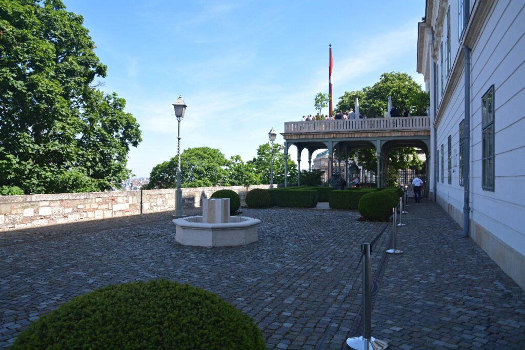 A földszinti és emeleti VIP terasszal búcsúzunk a Sándor-palotától