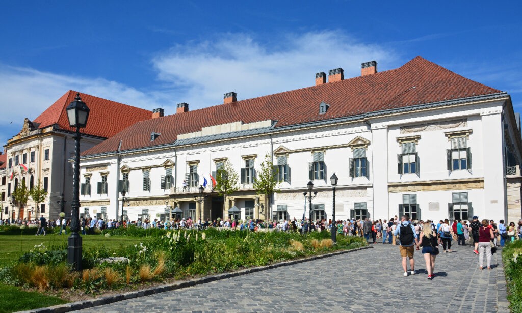 Hosszú sor kígyózott a Sándor-palotához, ritkán lehet bepillantást nyerni az épületbe