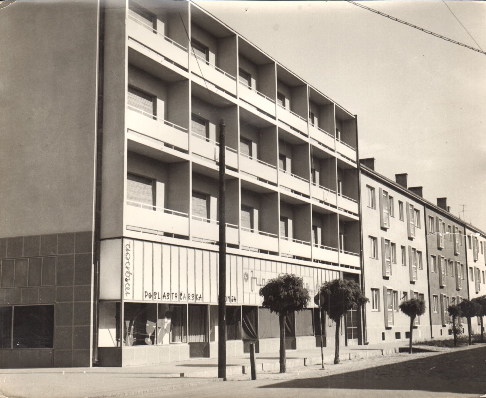 A Mignon cukrászda, és a spliti Jugoplastika üzlete Zentán, a Lenin (ma: Adai) utca sarkán az 1960-as években