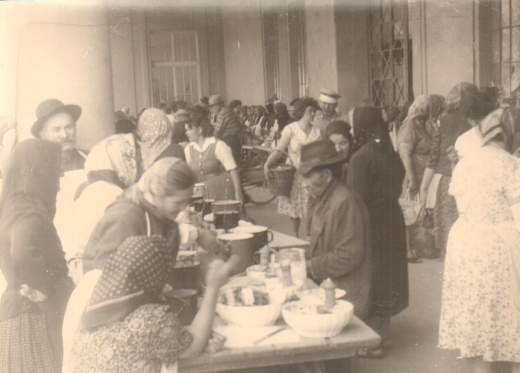 Piac Zentán, a Csarnok előtt 1962-ben