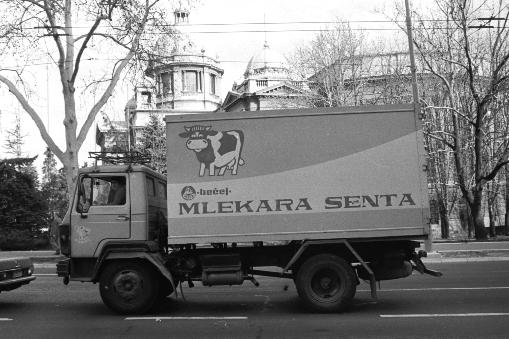 A zentai tejgyár teherautója Belgrádban, 1986-ban (Stevan Kragujević Štica gyűjteményéből)