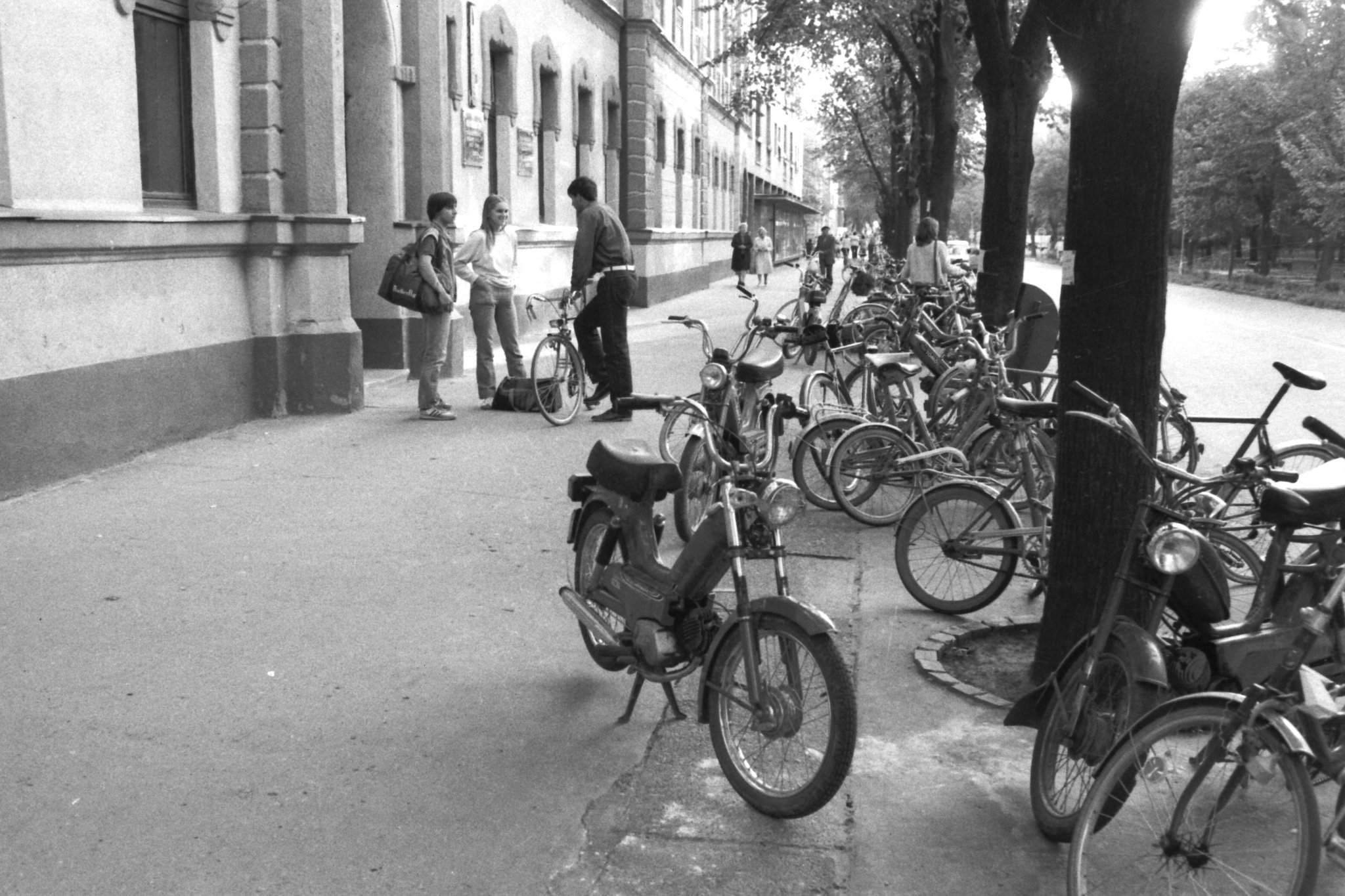 A zentai Gimnázium előtt, az 1980-as évek elején (Stevan Kragujević Štica gyűjteményéből)