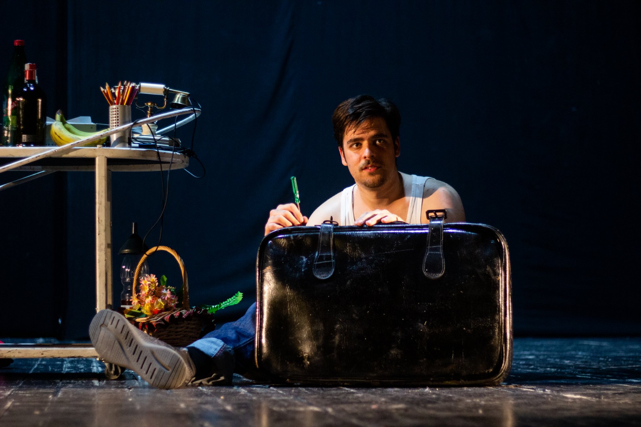 Budimčević Krisztián Eberhard Streul A kellékes című monodrámáját választotta Parti Nagy Lajos átdolgozásában és sziporkázó fordításában