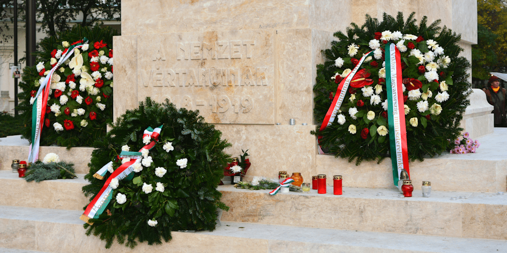 A turisták a sok koszorú miatt érzik, hogy valami újdonságot látnak. Jobbról Orbán Viktor koszorúja. (Fotó: Szappanos Veronika/SZMSZ)