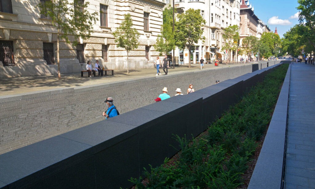 Az emlékmű szélén zöldkordont növesztenek, nehogy beessenek a nézelődők az árokba