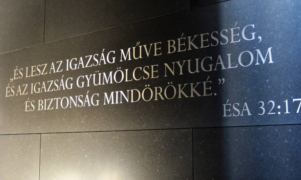 Az öröklángnál ez a bibiai felirat látható