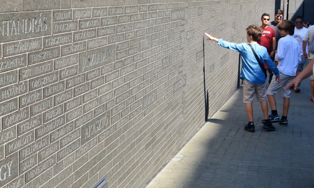 Mindenki a sajátját keresgéli