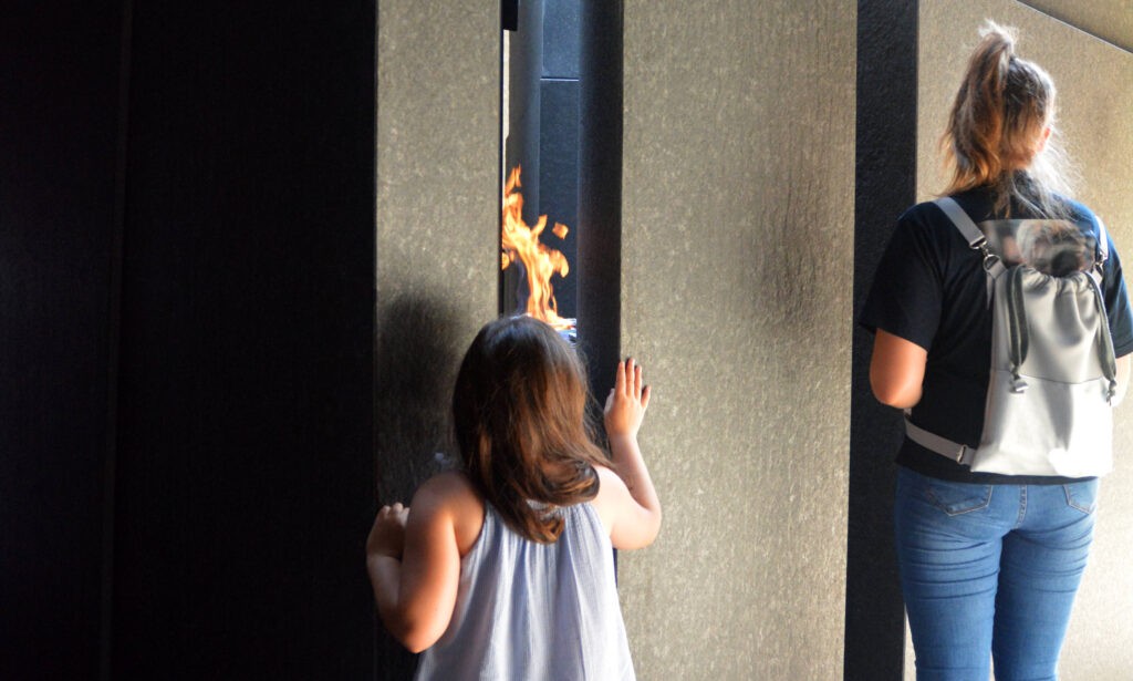 Nagyok és kicsik az öröklángnál