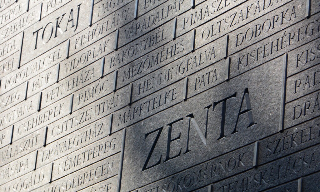 Zentát a felső részen kell keresni az északi falon