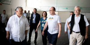 Orbán Viktor, Németh Zsolt és Tőkés László érkezik a 31. Bálványosi Szabadegyetemre. 2022. július 23. (Fotó: Benko Vivien Cher/MTI/Miniszterelnöki Sajtóiroda)