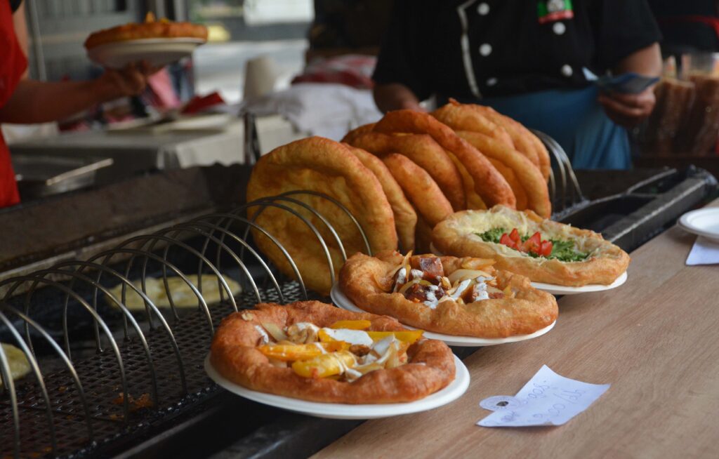A kürtőskalács mellett a lángosok fogynak legjobban a csárdafesztiválon (Fotó: Szappanos Veronika/SZMSZ)