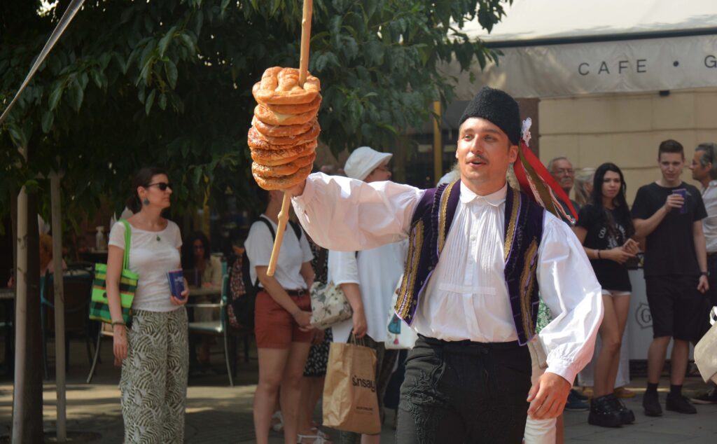 A legények perecet, a leányok almát osztottak a Vörösmarty téren (Fotó: Szappanos Veronika/SZMSZ)