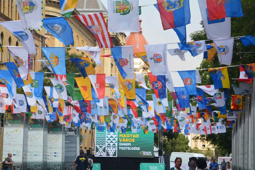 A városok sétányán a zászlók mellett az oszlopokon elhelyezett ismertetőkön is mindenki megtalálhatja saját települését (Fotó: Szappanos Veronika/SZMSZ)