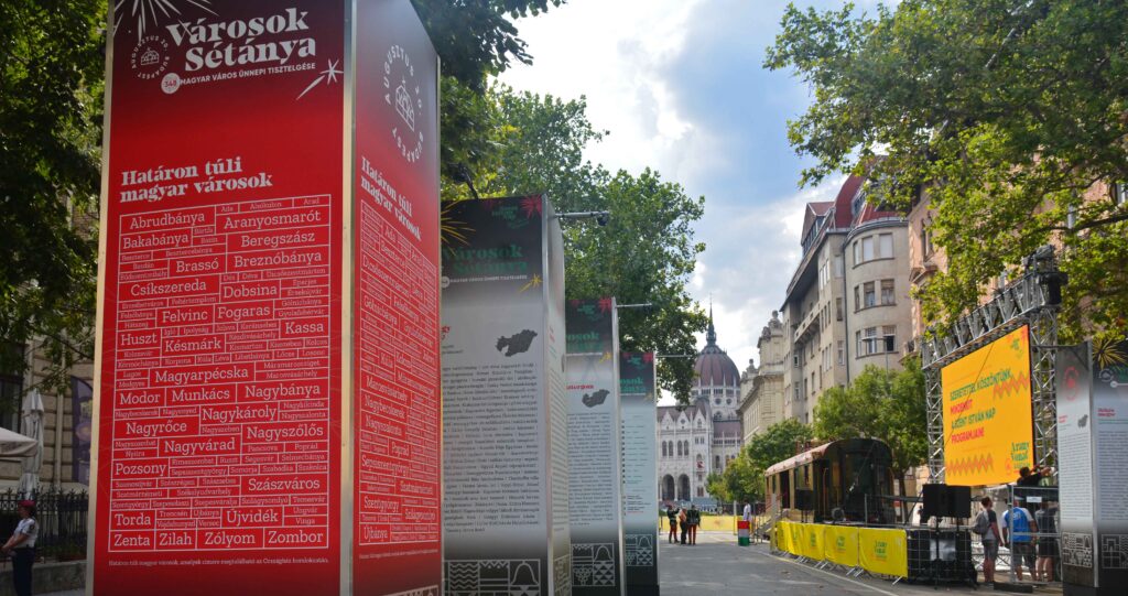 Kevés sétáló... A városok sétányán külön oszlopot kaptak a határon túli városok (Fotó: Szappanos Veronika/SZMSZ)