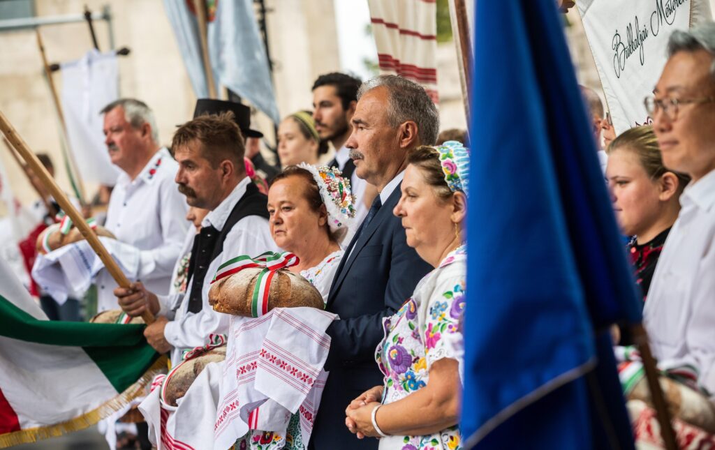 Ájtatos és szomorú arcok: Az agrárminiszter kenyérszentel. Budapest, 2022. augusztus 20. (Mónus Márton/MTI)
