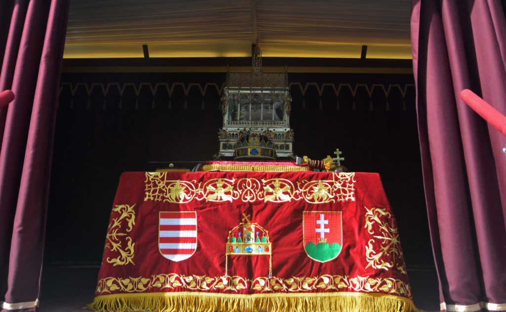 Szent Jobb és Szent Korona másolat az Aranyvonaton (Fotó: Szappanos Veronika/ SZMSZ)