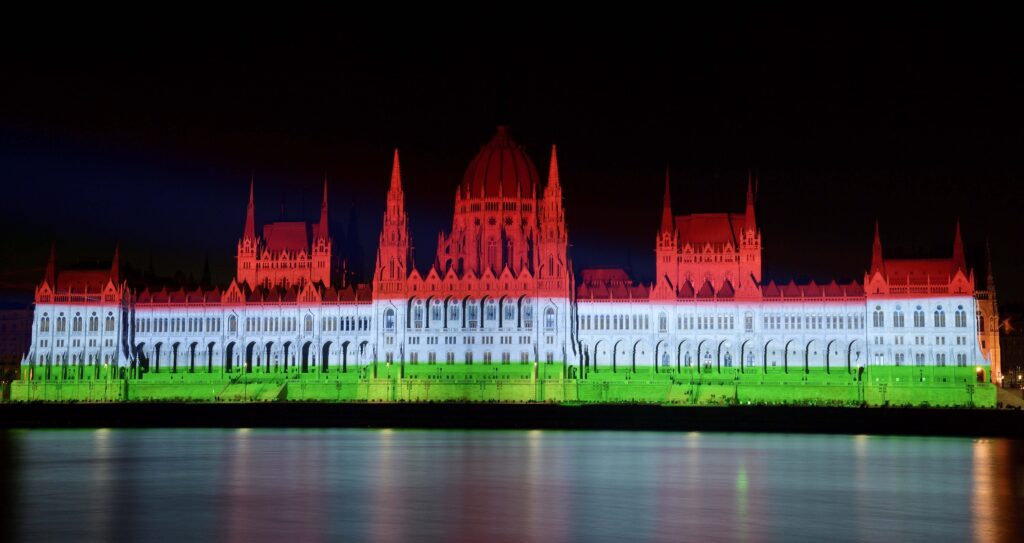 Ez maradt a fényjátékból: A Parlament nemzeti színekkel megvilágított épülete 2022. augusztus 20-án (Lakatos Péter/MTI)