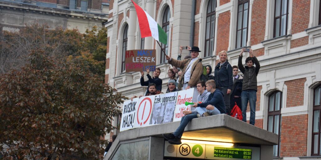 A metró tetejére is jutottak tüntetők